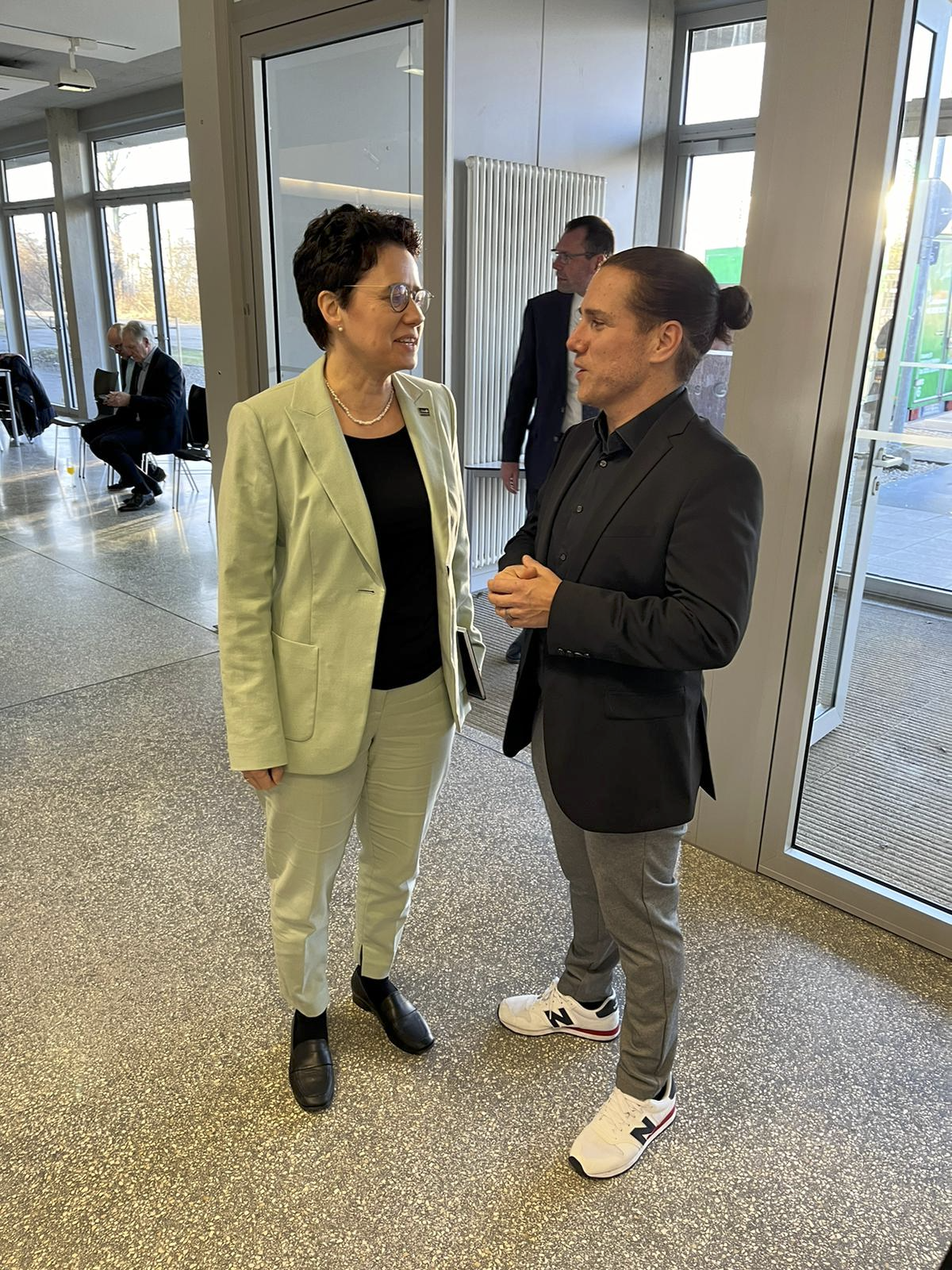 Ich (Thorsten Schwarz) spreche mit unserer Ministerin für Justiz und Migration Marion Gentges MdL im Rahmen des Jahresempfangs der CDU Bruchsal im Heisenberg Gymnasium Bruchsal.