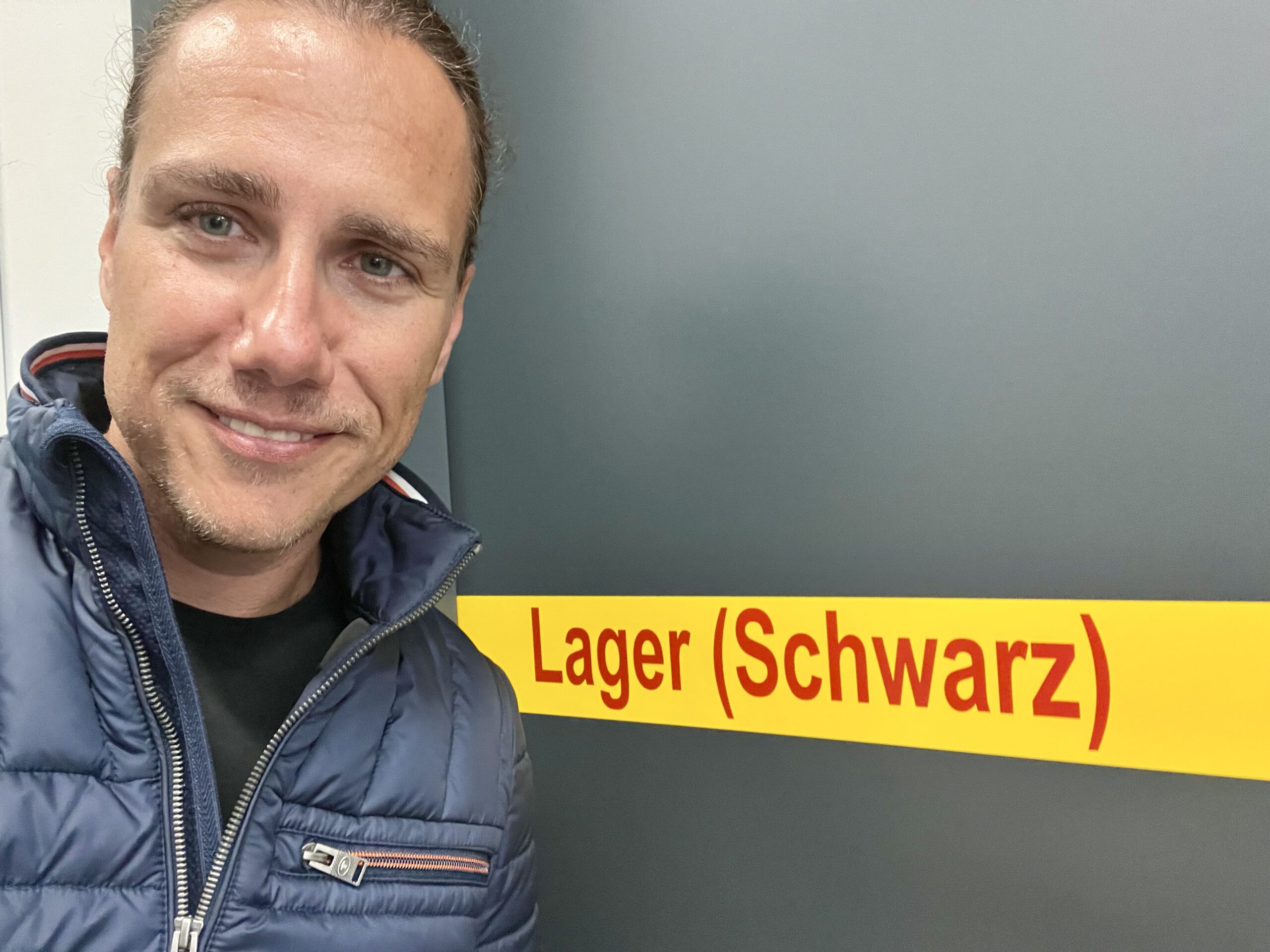 Selfie von mir in der Feuerwehrwache Bruchsal vor dem Lagerraum (Schwarz).